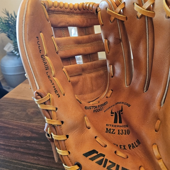 Mizuno 13in glove for right hand thrower - Picture 2 of 5